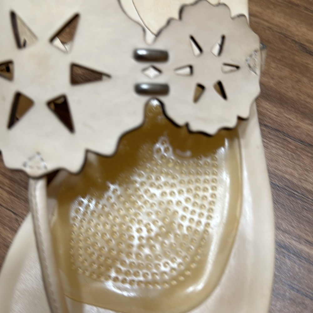 Vera Wang Lavender Cream Leather Sandals - 8 1/2 - Picture 2 of 11